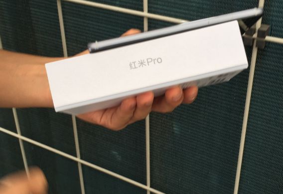 Xiaomi-Redmi-Pro-silver-box