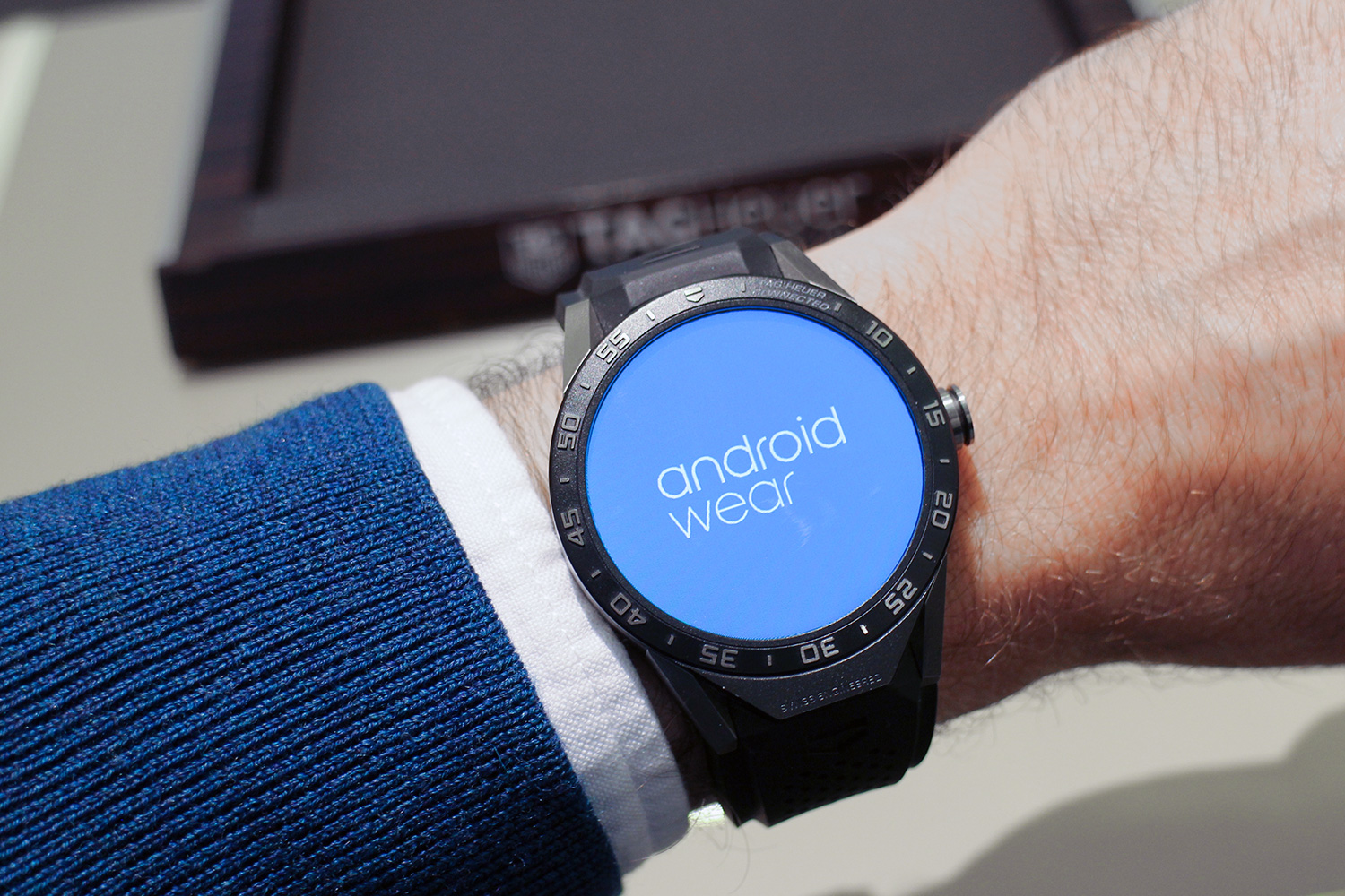 New system wide dark theme comes to Android wear devices in version 2.8 update 10