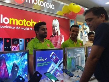 Motorola opens 100 new Moto Hubs in India to sell more products in the market 2
